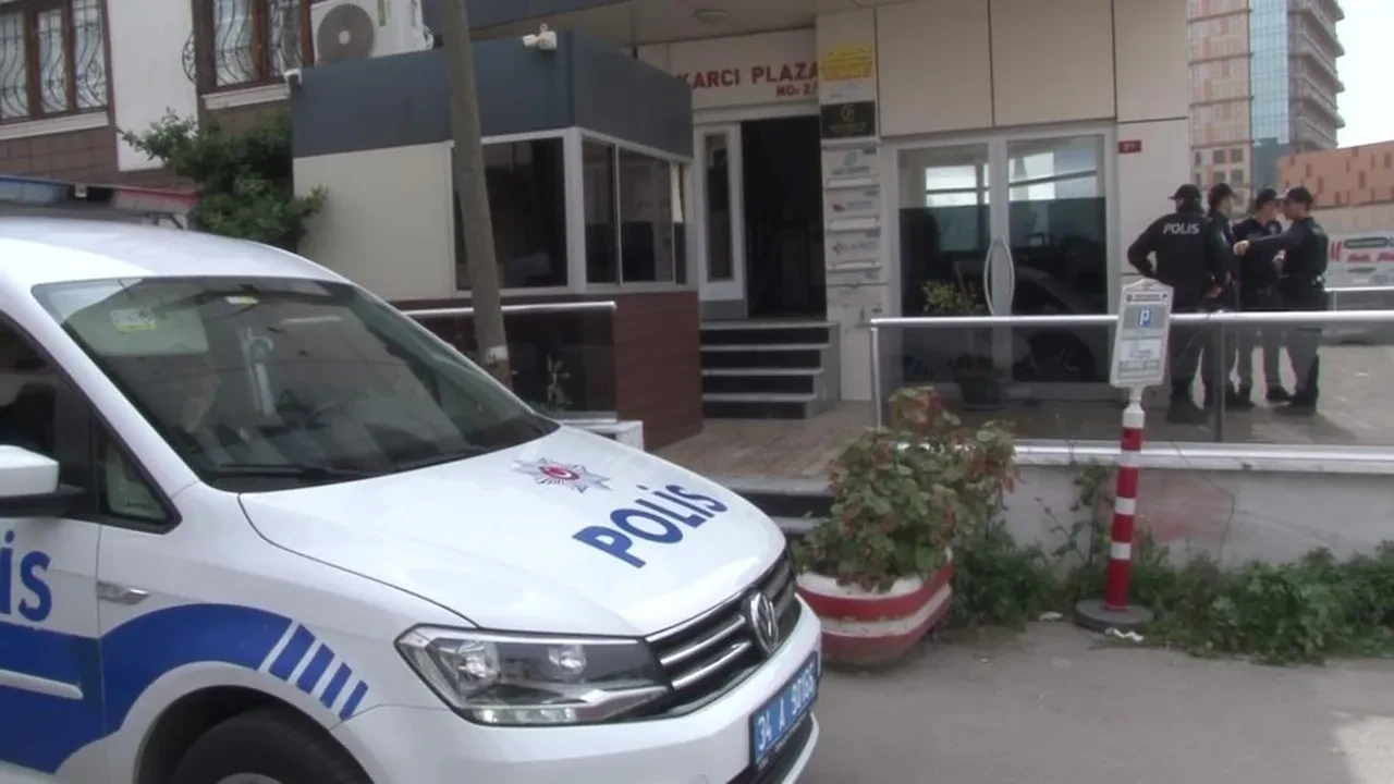 Patronunun odasına dinleme cihazı yerleştirdi, yakalanınca ortalığı birbirine kattı