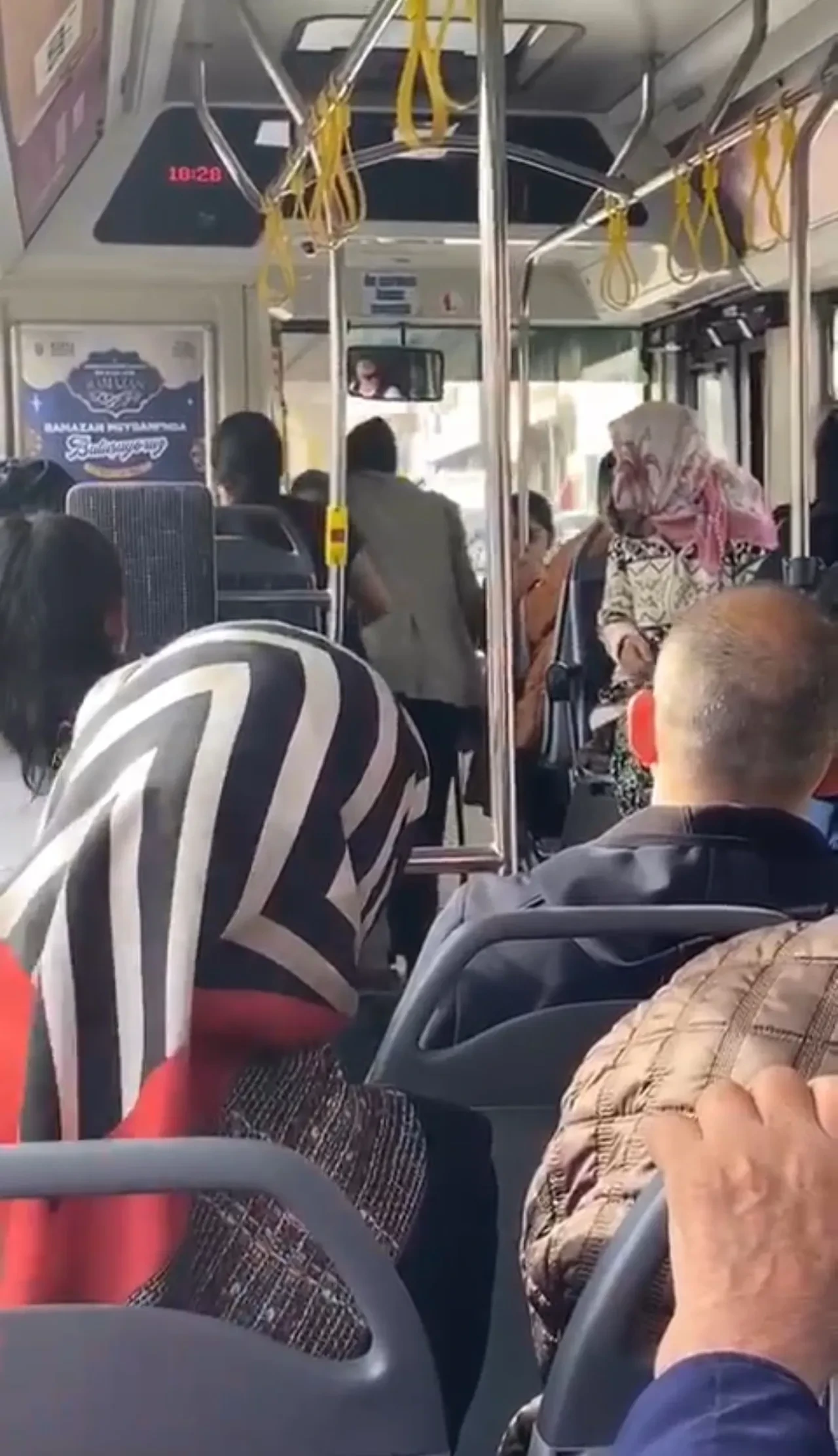 Tanımadığı kadına evlilik teklifi etti, otobüstekiler çılgına döndü