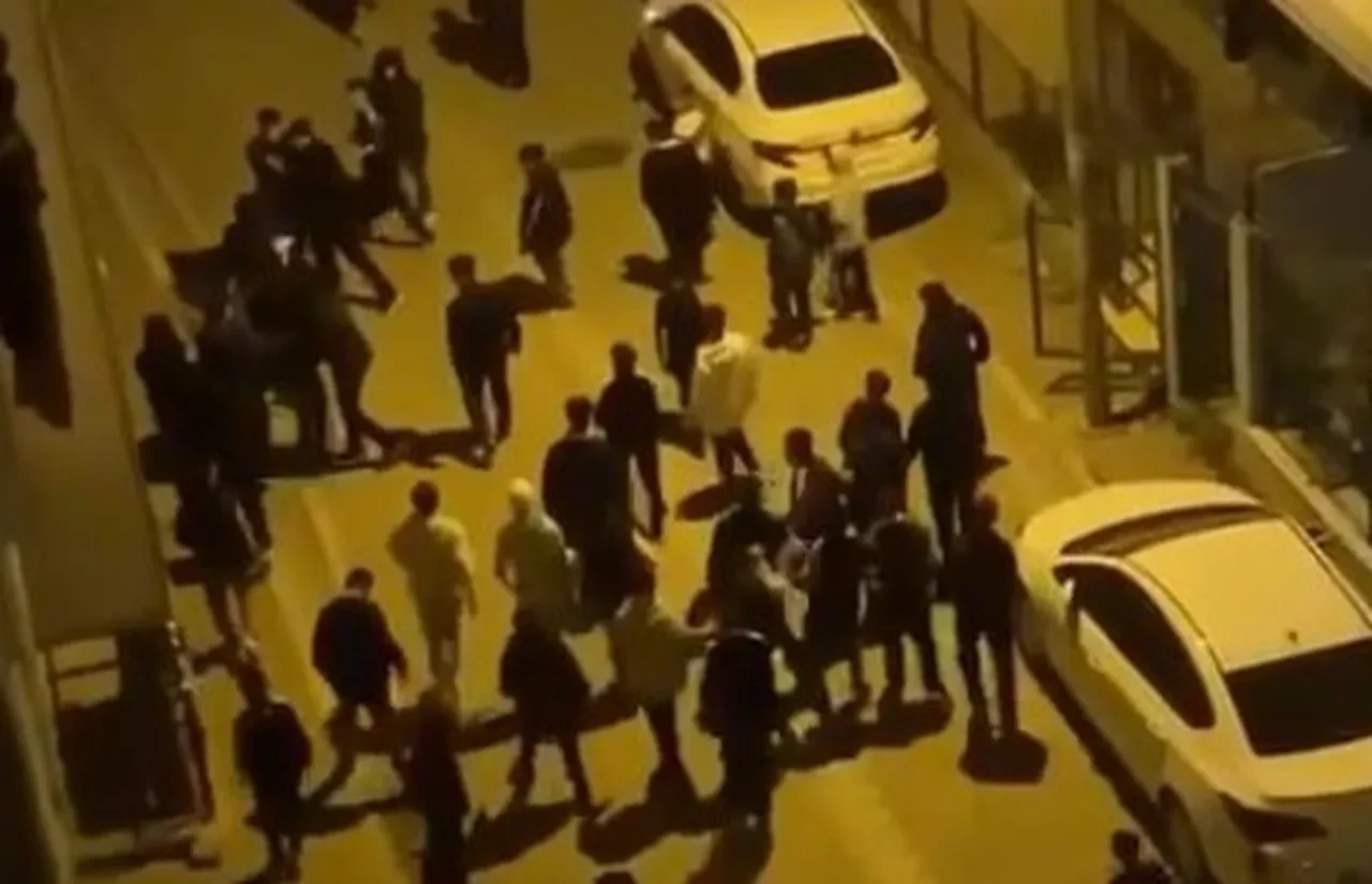 Ellerinde sopalarla mahalle bastılar! O anlar kamerada