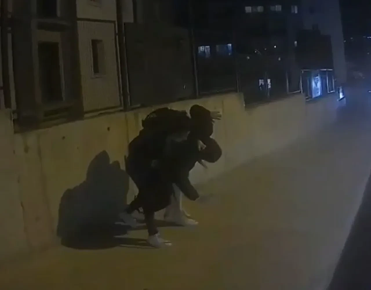 Esenyurt'ta şaşkına çeviren görüntüler! Erkek arkadaşını sokak ortasında dövdü!