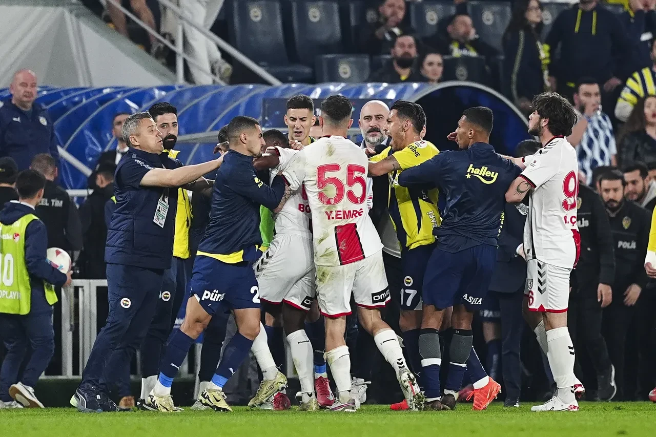 Galatasaray, Fenerbahçe-Samsunspor maçı için TFF'ye başvurdu: Olaylar araştırılsın