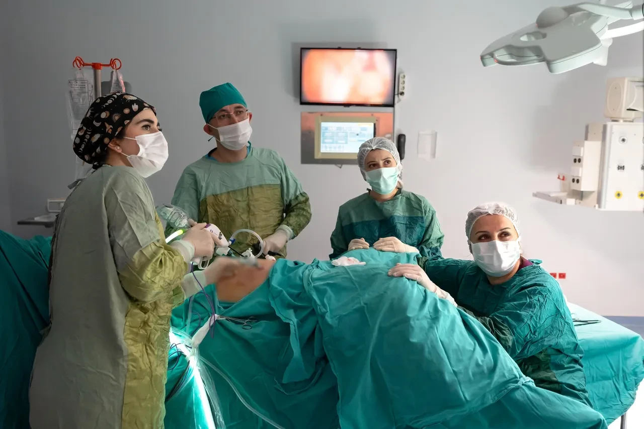 Karın ağrısı şikayetiyle hastaneye gitti, rahminden çıkan şaşkına çevirdi! Tam 7 kilogram ağırlığında