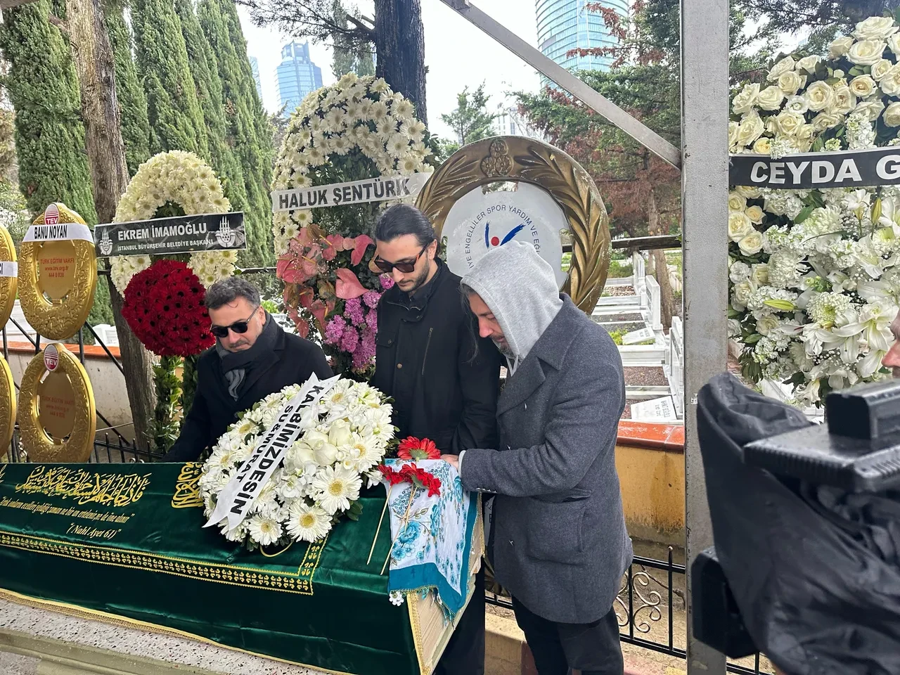 Tanyeli son yolculuğuna uğurlanıyor! Eşi İlker Sunnili ve oğulları ayakta durmakta güçlük çekti