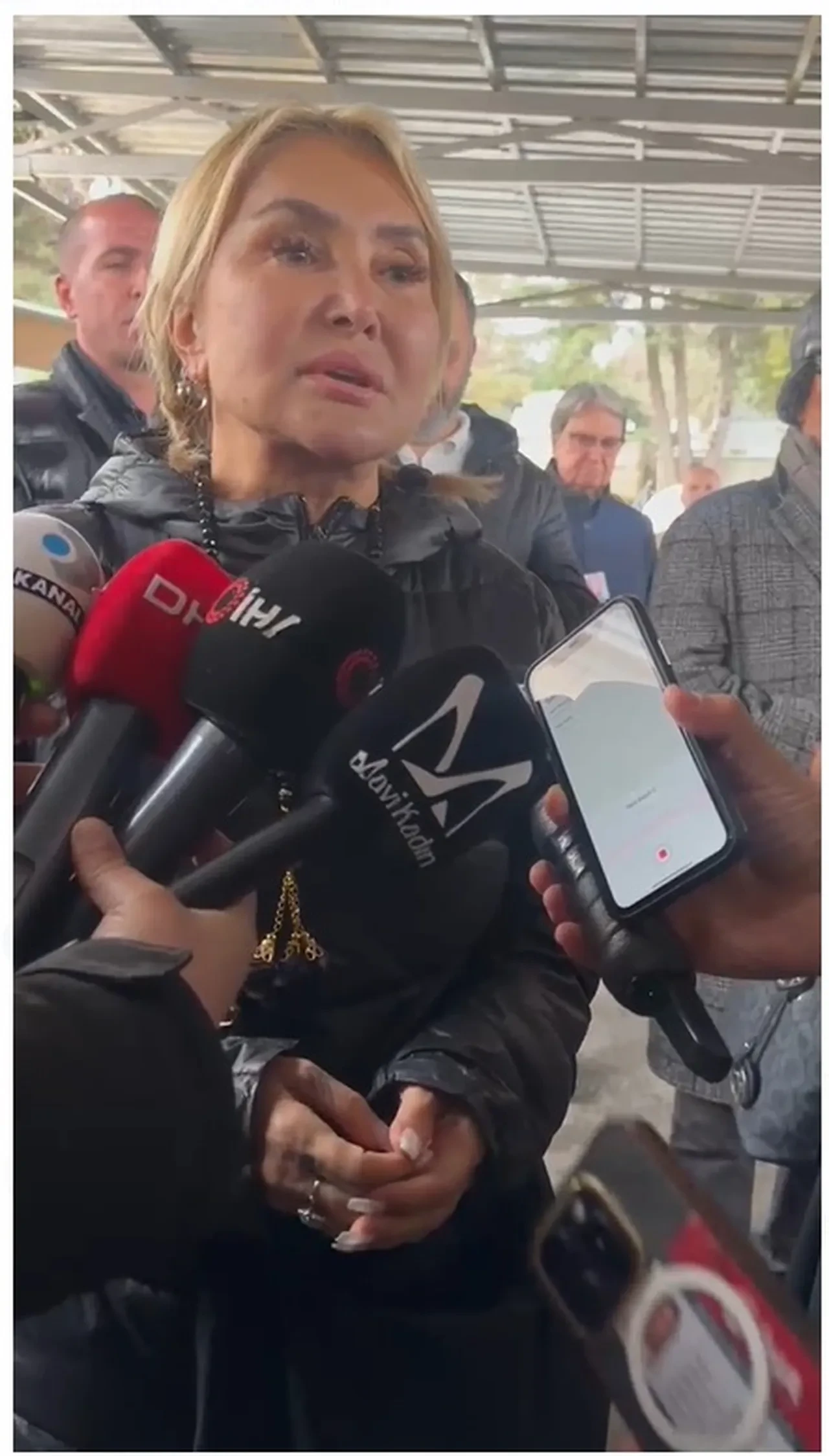 Tanyeli son yolculuğuna uğurlanıyor! Eşi İlker Sunnili ve oğulları ayakta durmakta güçlük çekti