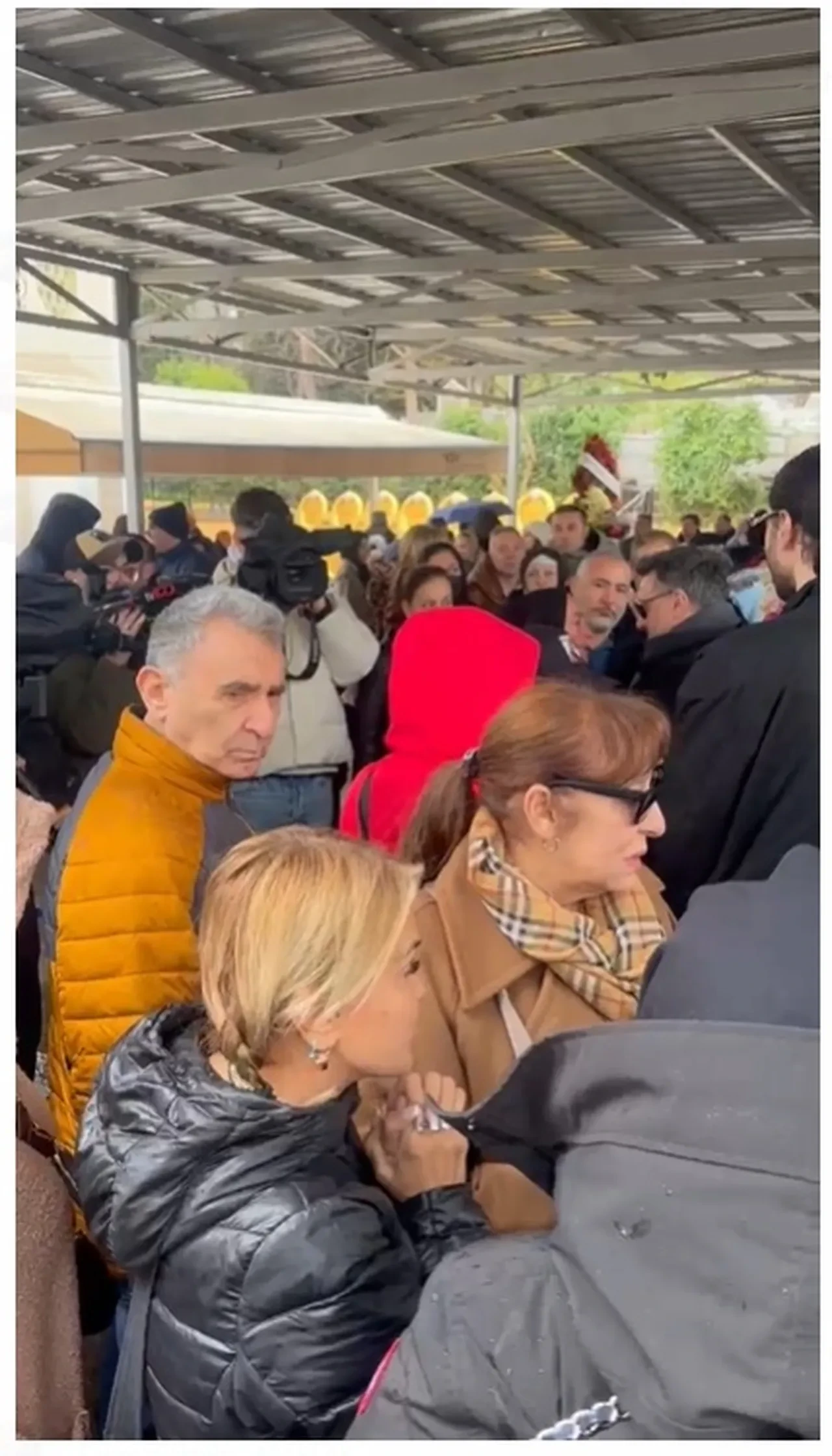 Tanyeli son yolculuğuna uğurlanıyor! Eşi İlker Sunnili ve oğulları ayakta durmakta güçlük çekti