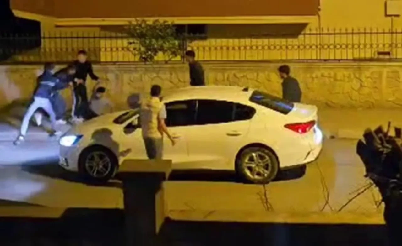 Tekme tokatlı kavga kamerada! Sokak ortasında birbirlerine girdiler