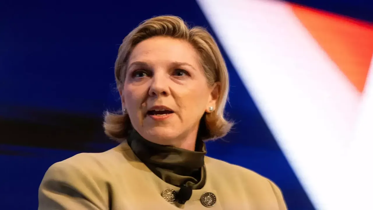 Tesla batarken, Denholm'un serveti katlanıyor