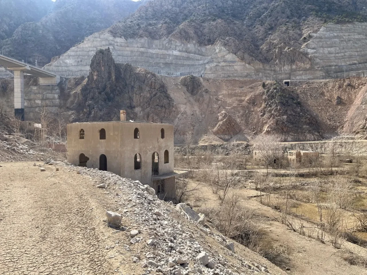 Asırlık köy tamamen yok olmuştu! Baraj suları çekildi ve şaşırtıcı manzara ortaya çıktı