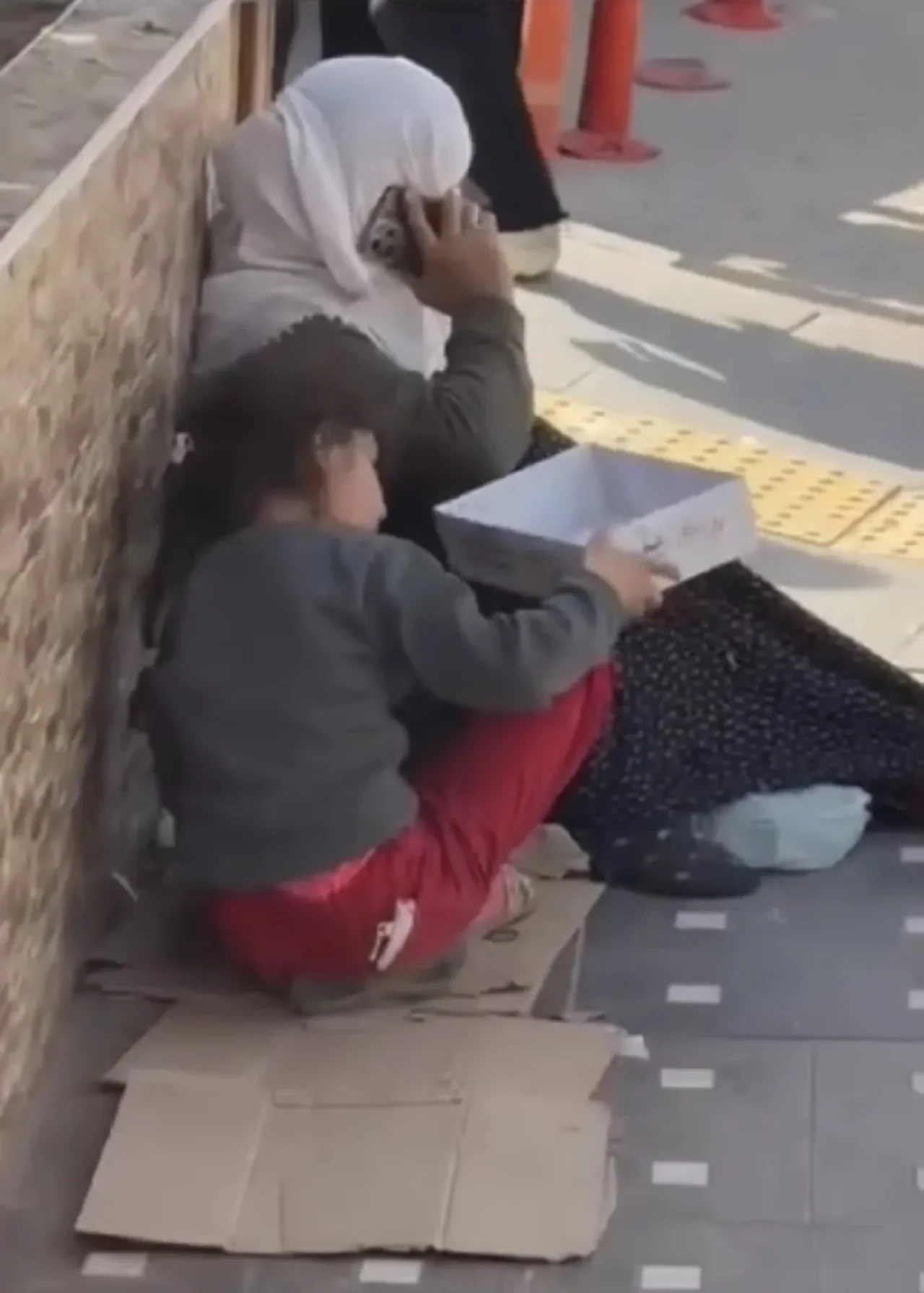 Dilenci iPhone 16 kullanırken görüntülendi, çevredekileri hayrete düşürdü