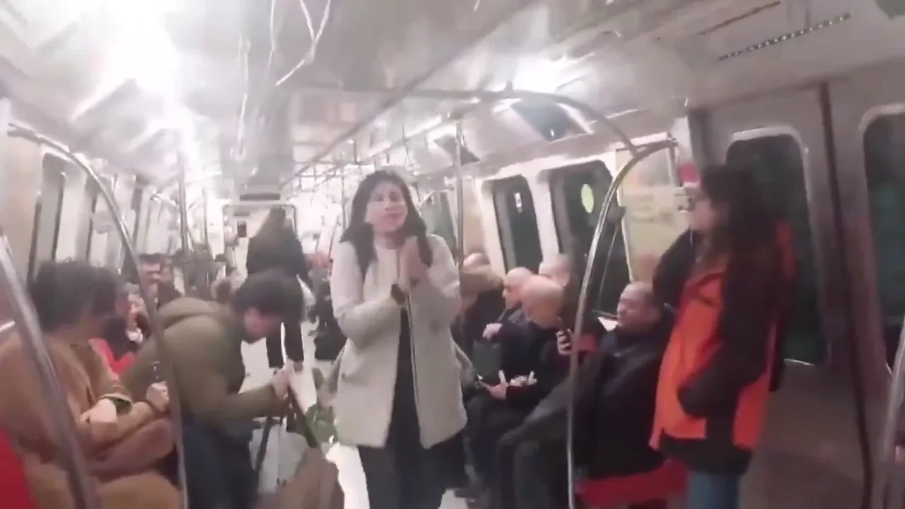 Metroda tek kişilik 'İmamoğlu' protestosu! Kimse aldırış dahi etmedi 