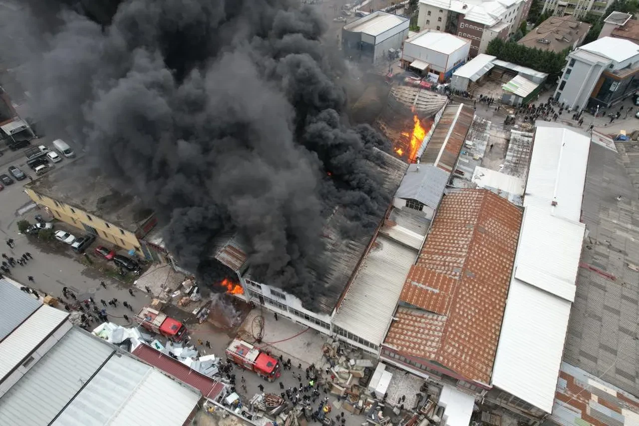 Sakarya'da mobilya atölyesi alevlere teslim oldu! Yangın havadan görüntülendi