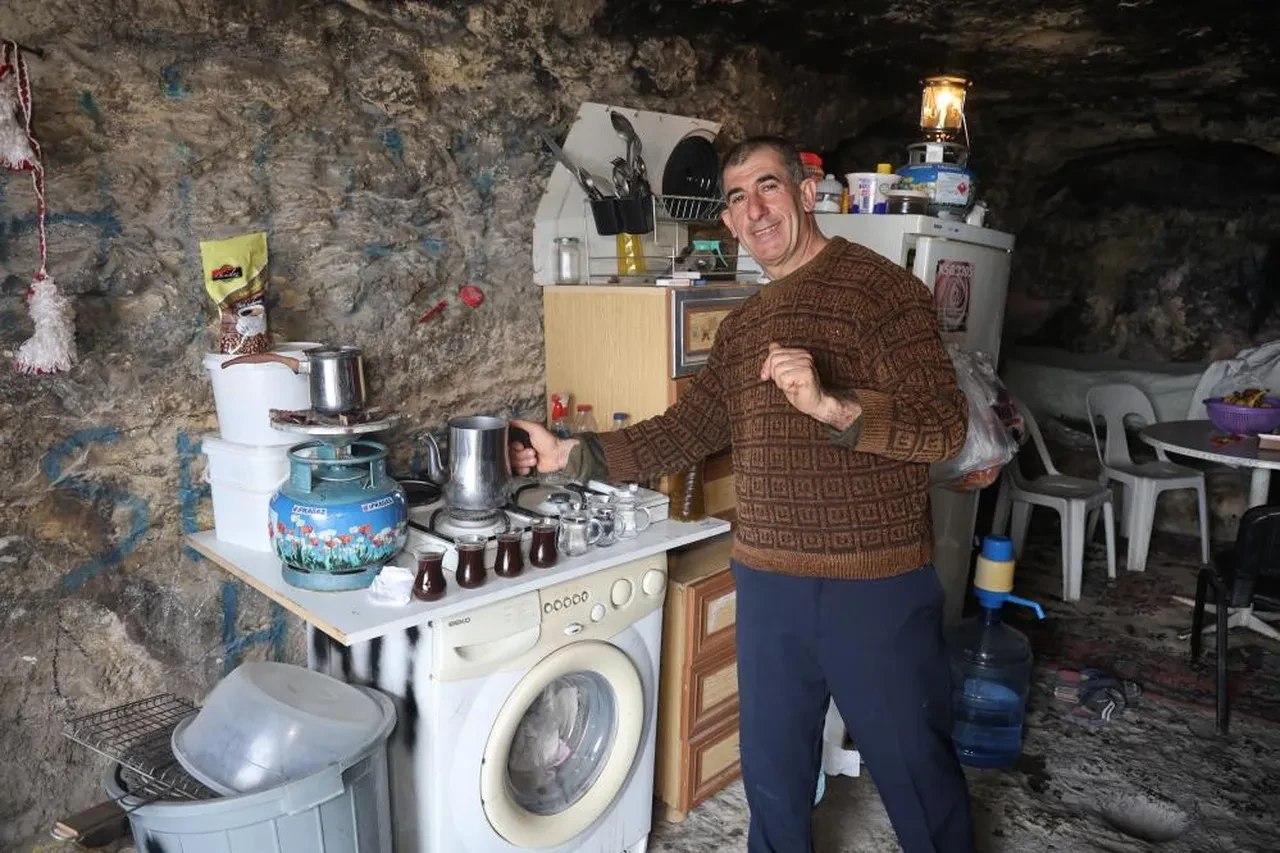 Asrın felaketinden sonra mağaraya yerleşmişti! Konteynere taşınan adam rahat edemedi: Önceden daha huzurluydum