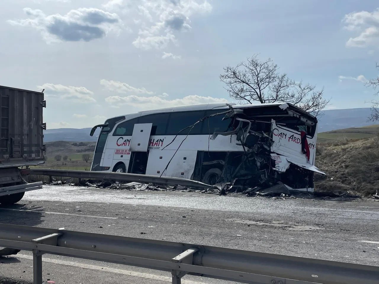 Bilecik'te yolcu otobüsüne tır çarptı: Çok sayıda yaralı var