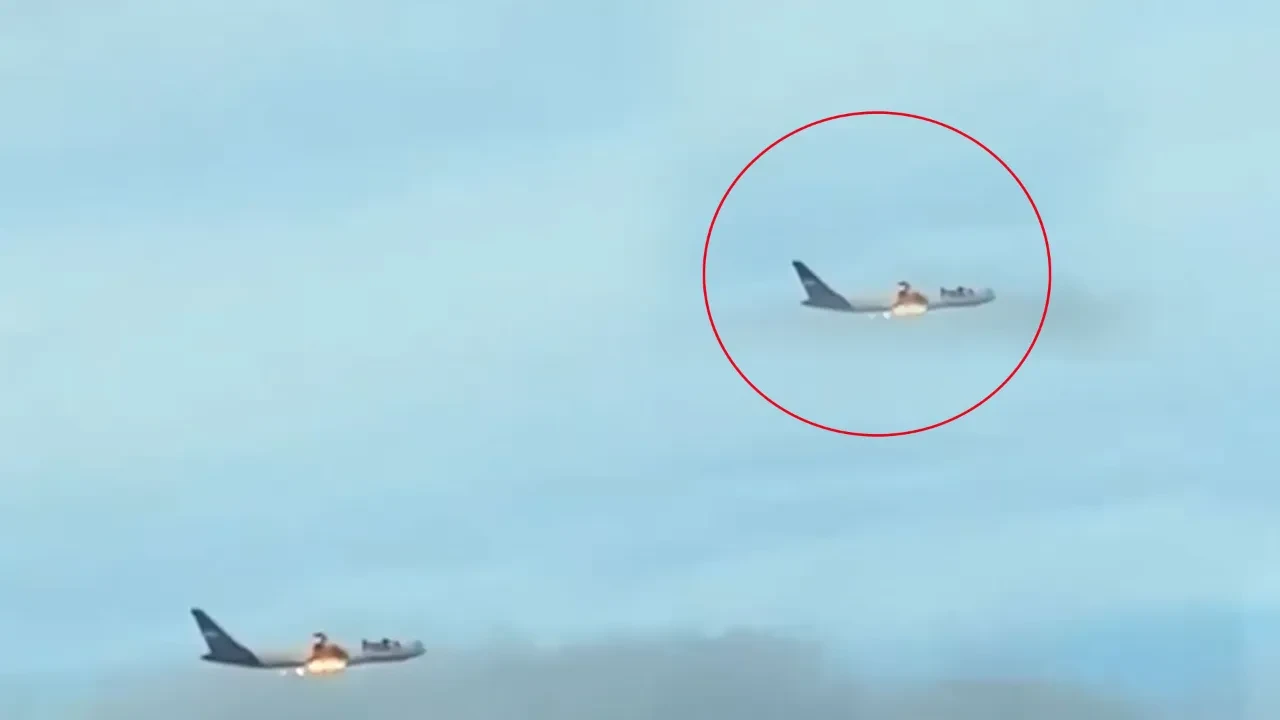 Boeing uçağı havada alev aldı! İşte o korkunç anlar
