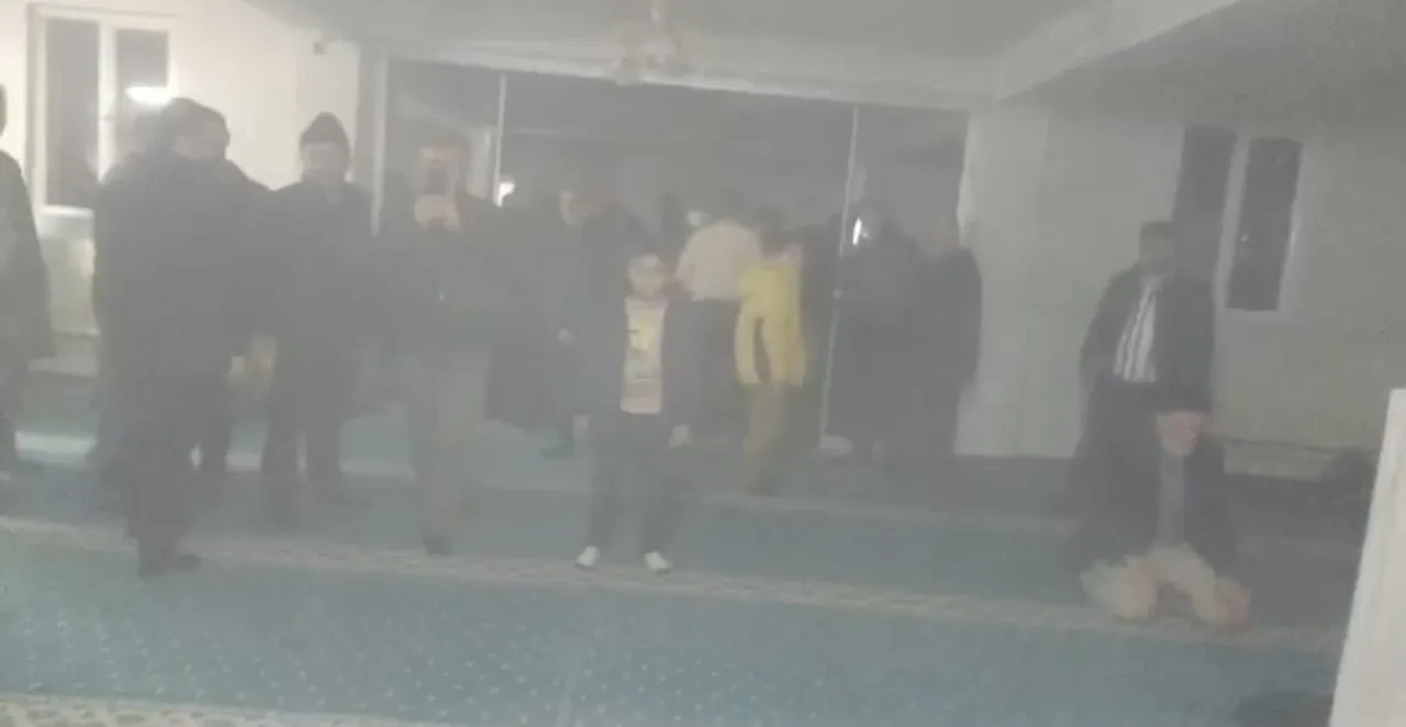 Camide yangın çıktı, teravih yarım kaldı! Bazıları namazı bozmadı