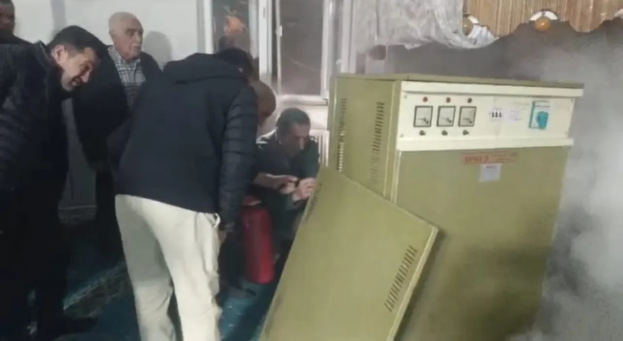 Camide yangın çıktı, teravih yarım kaldı! Bazıları namazı bozmadı