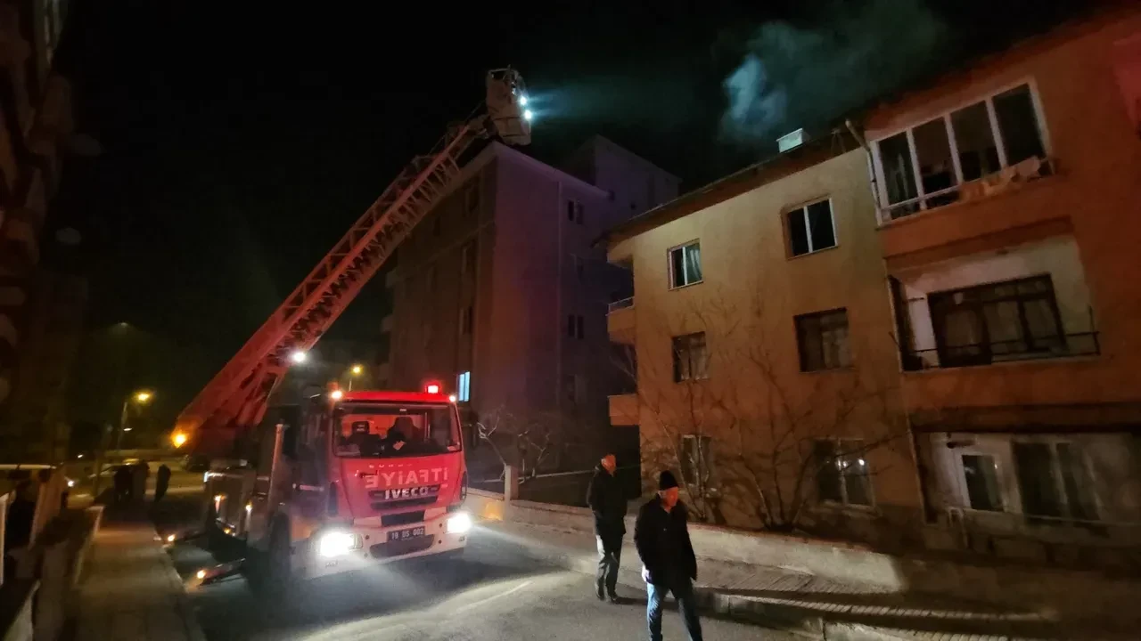 Çorum'da yangın! Apartmanın bodrum katından dumanlar yükseldi: 10 kişi hastanelik oldu