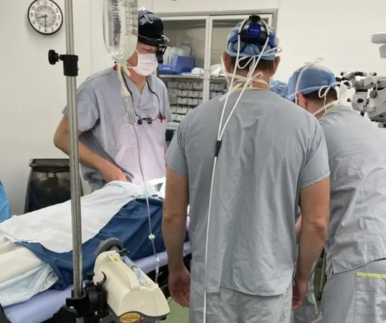 Dişine mercek yerleştirildi görme yetisini geri kazanacak!