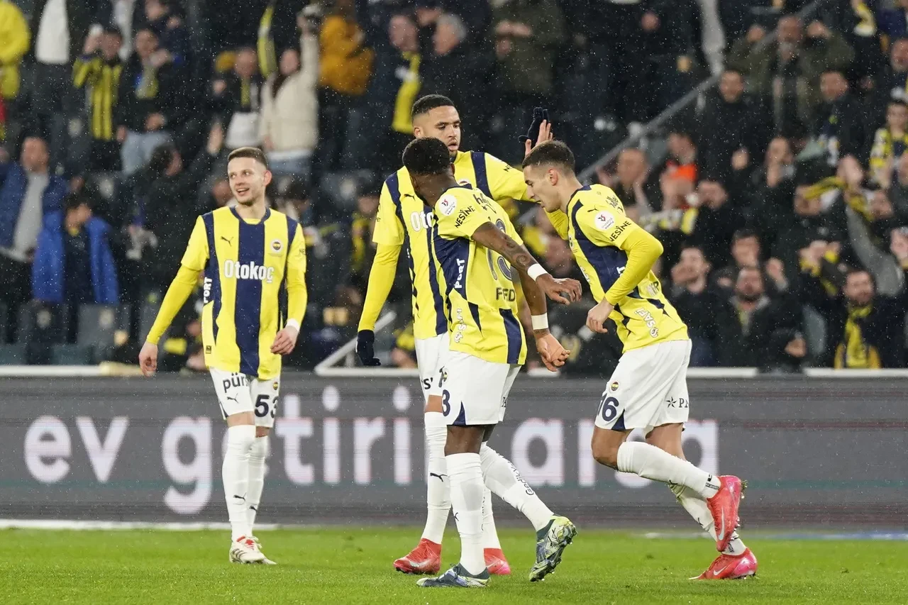 Fenerbahçe Antalyaspor maçı kaç kaç bitti? Fenerbahçe Galatasaray’a bir adım daha yaklaştı