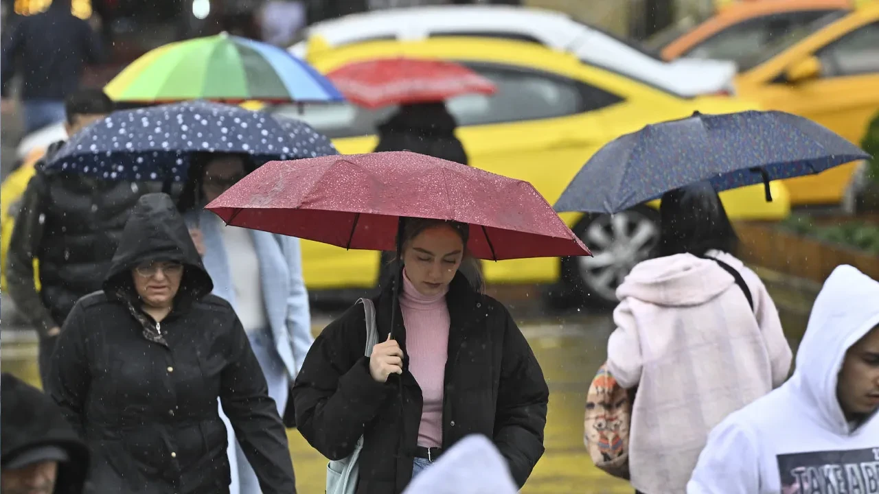 İstanbul'a sağanak yağış geliyor! Meteoroloji saat vererek uyardı