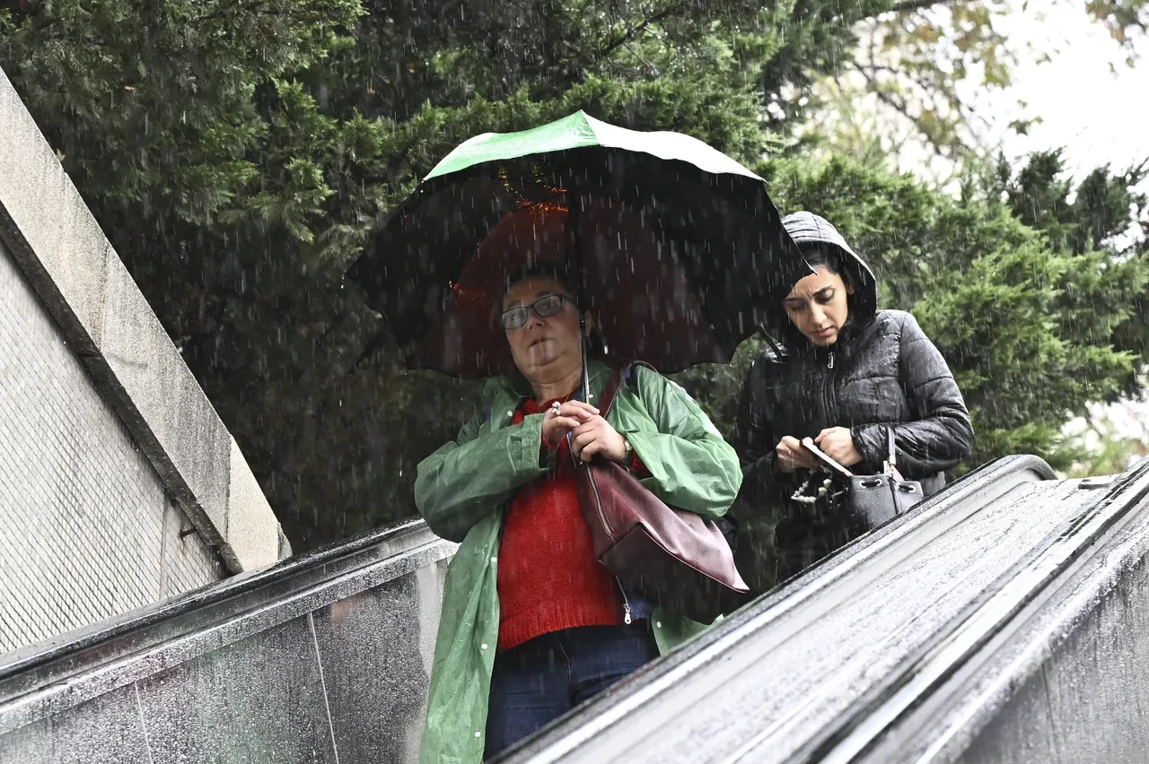 İstanbul'a sağanak yağış geliyor! Meteoroloji saat vererek uyardı