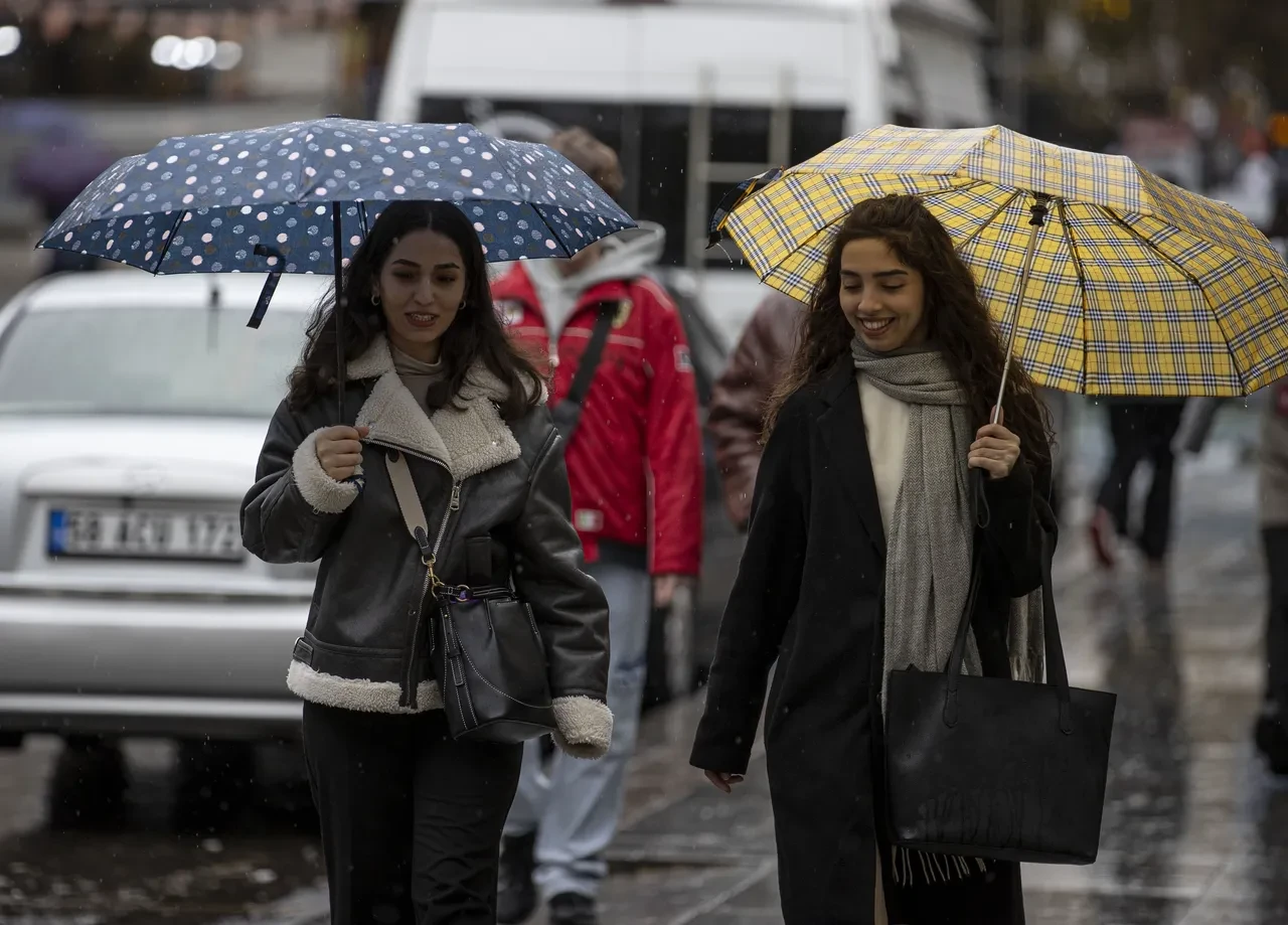 İstanbul'a sağanak yağış geliyor! Meteoroloji saat vererek uyardı