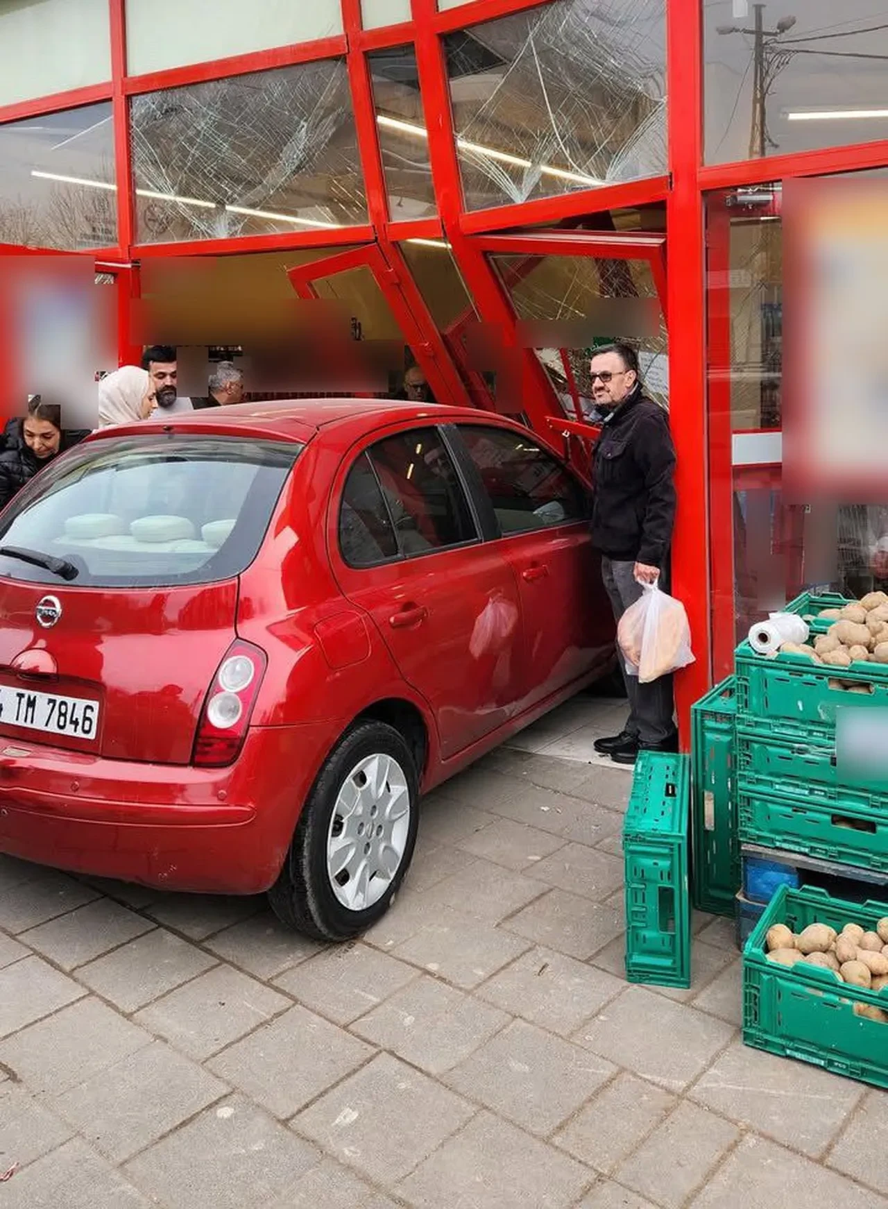 Marketin içine otomobil daldı! Alışveriş yapanlar şaşkınlığa uğradı