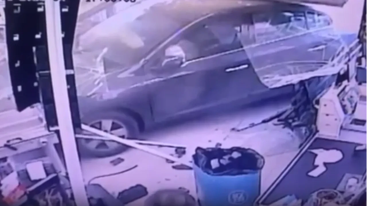 Ordu'da otomobil markete daldı, 3 kişi yaralandı! O anlar kamerada