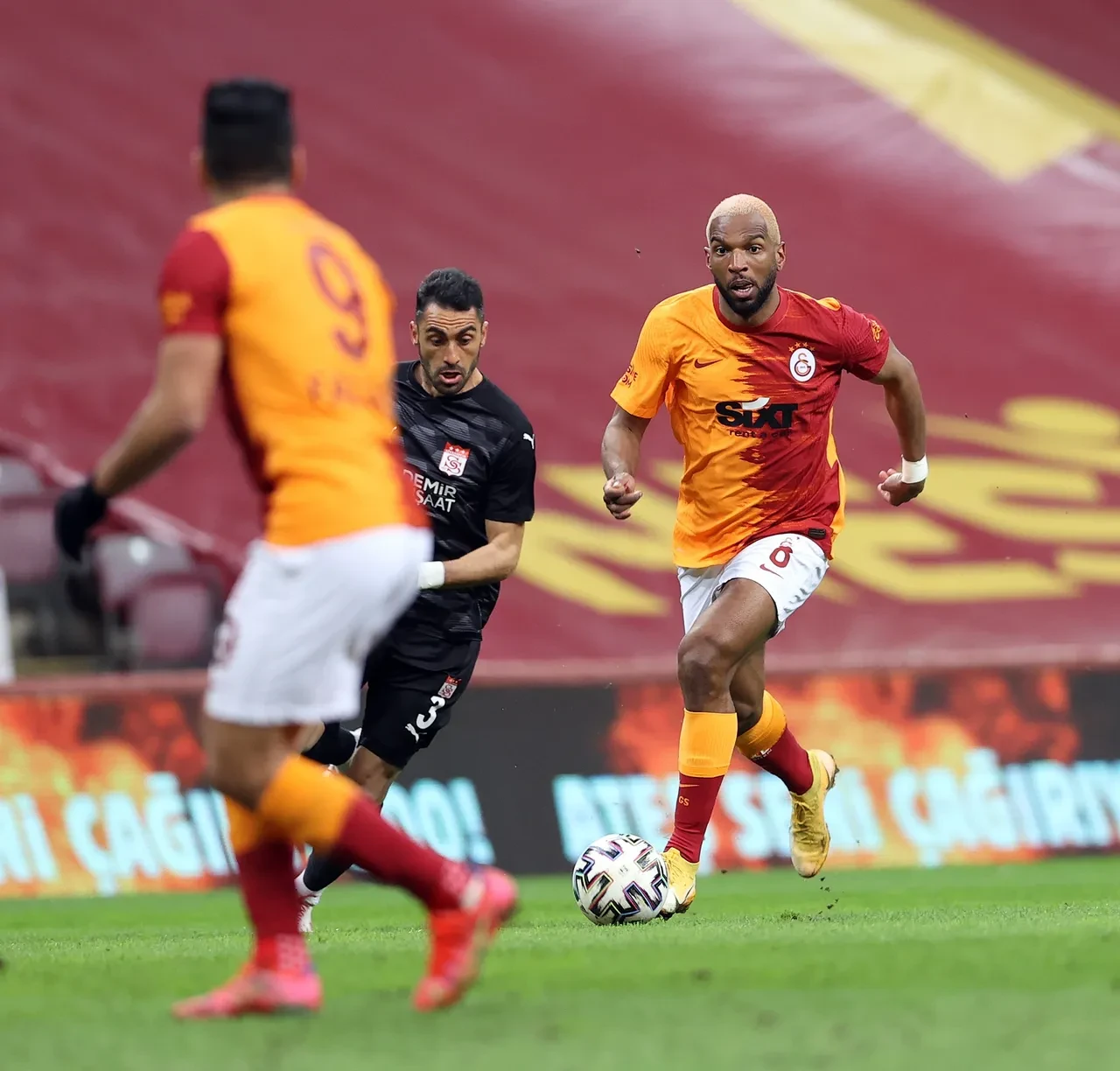 Ryan Babel tepki gelince ağız değiştirdi! "Hakem bize yardımcı oldu" demişti
