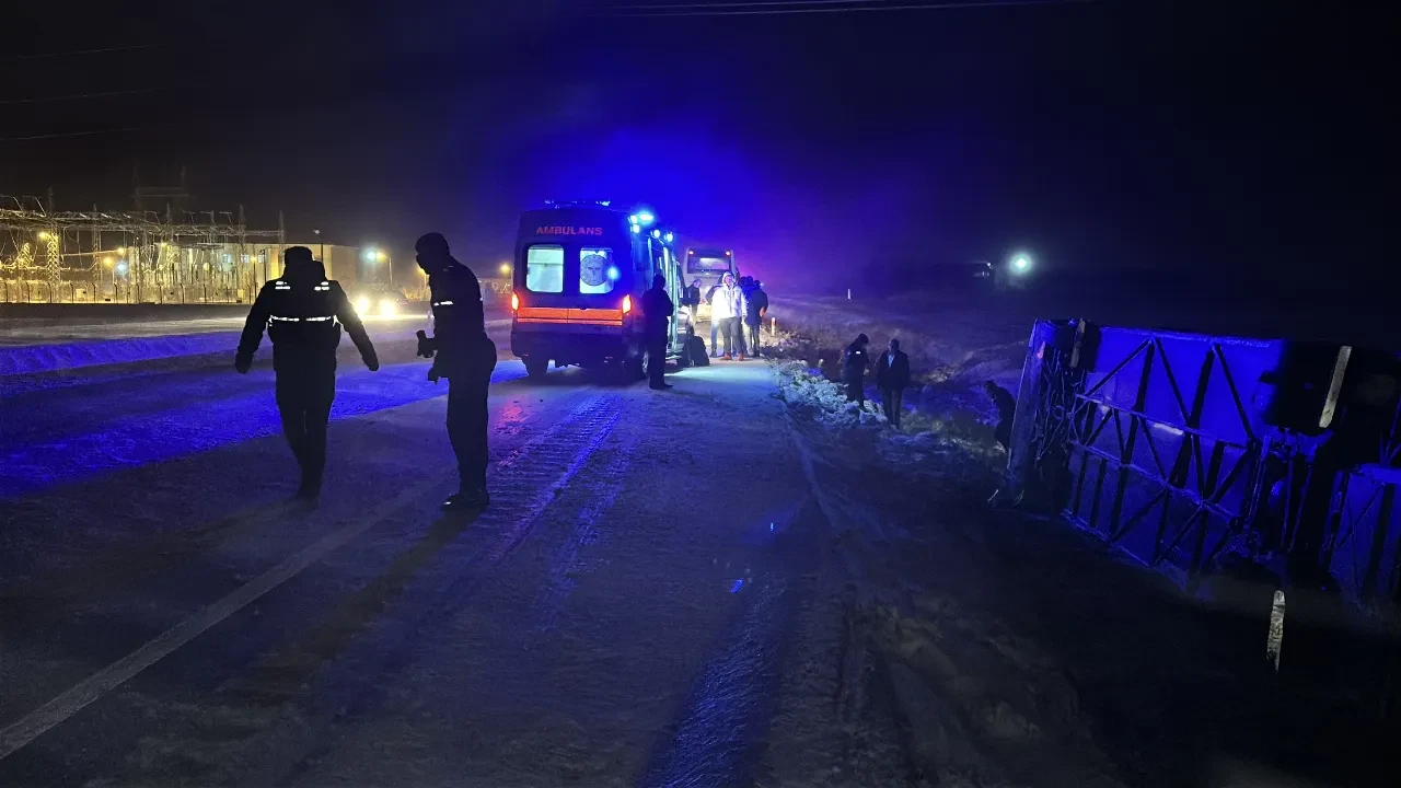 Aksaray'da feci kaza! İçi yolcu dolu otobüs devrildi: Onlarca yaralı var