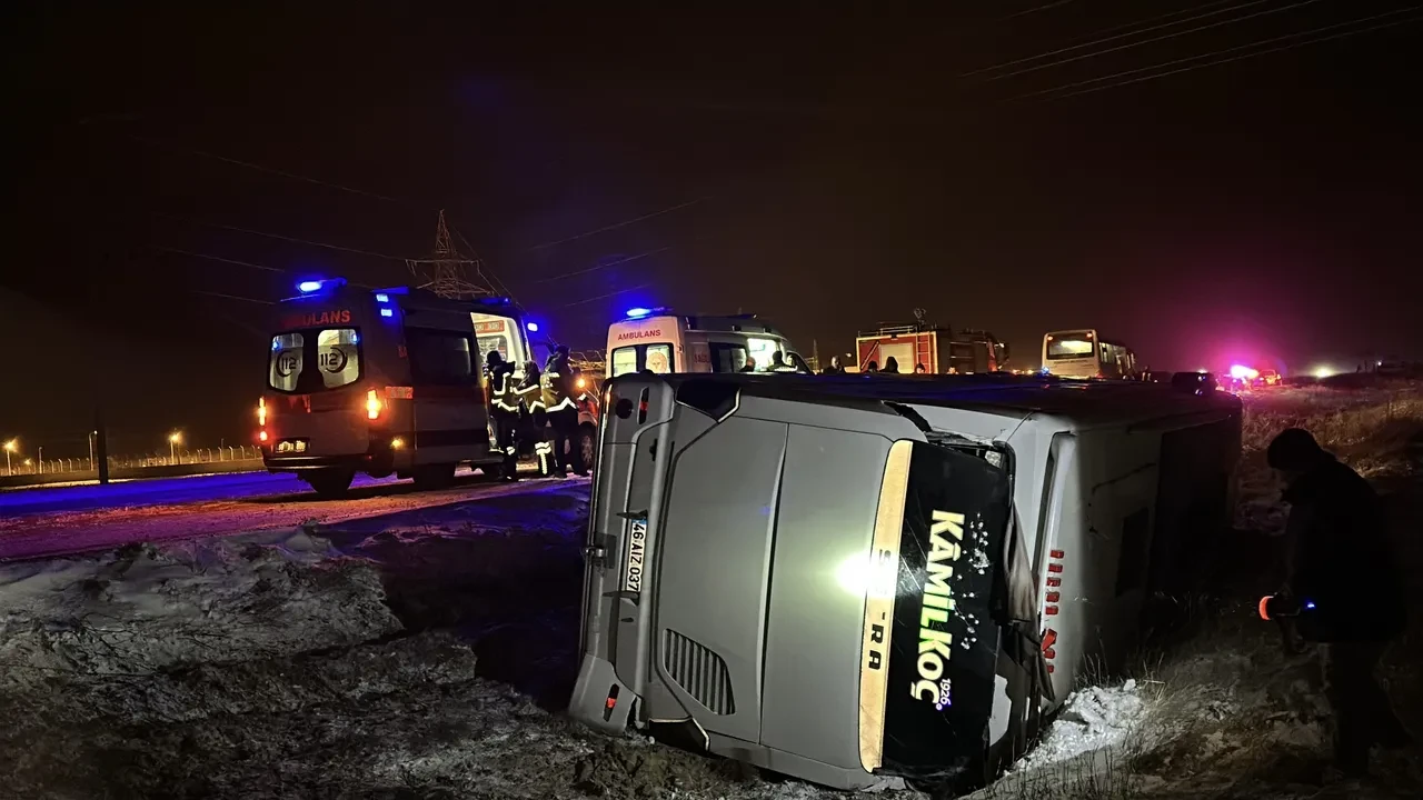 Aksaray'da feci kaza! İçi yolcu dolu otobüs devrildi: Onlarca yaralı var
