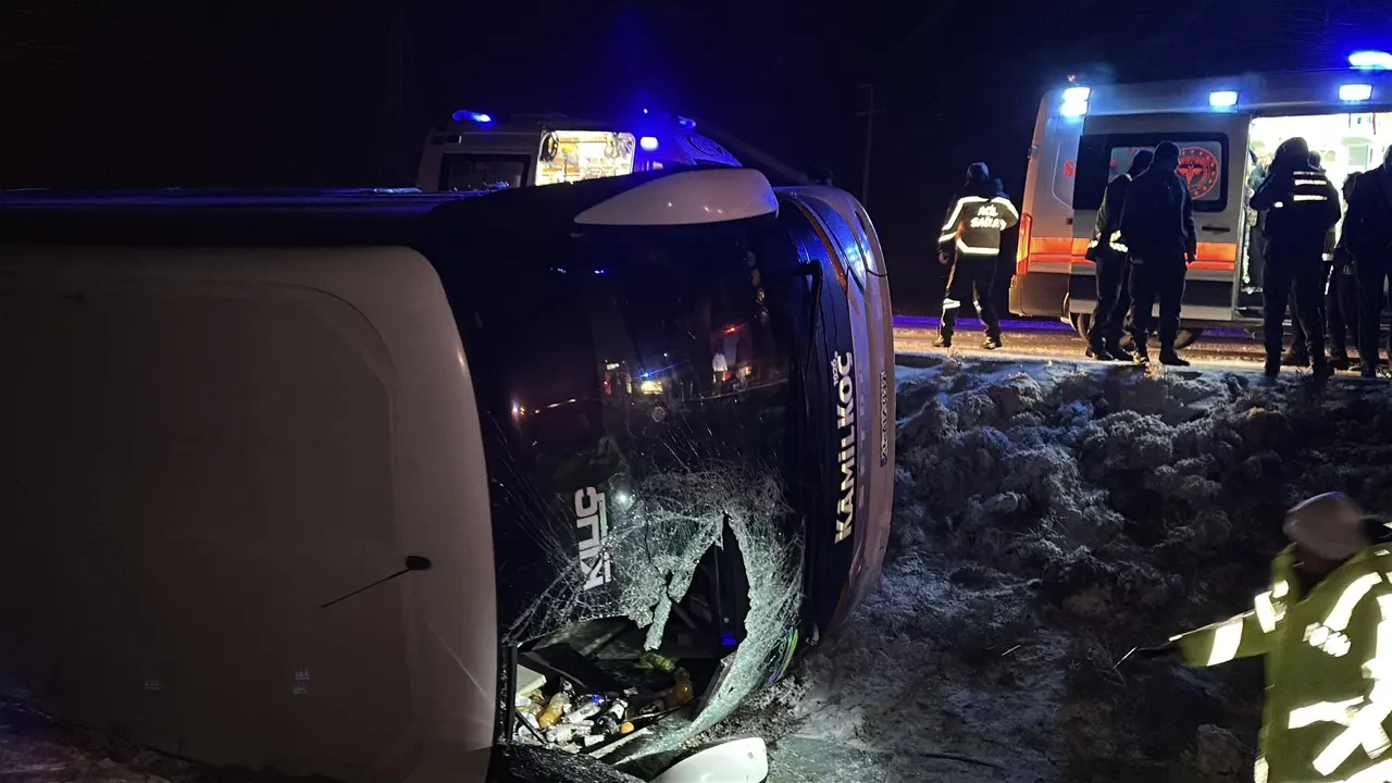 Aksaray'da feci kaza! İçi yolcu dolu otobüs devrildi: Onlarca yaralı var