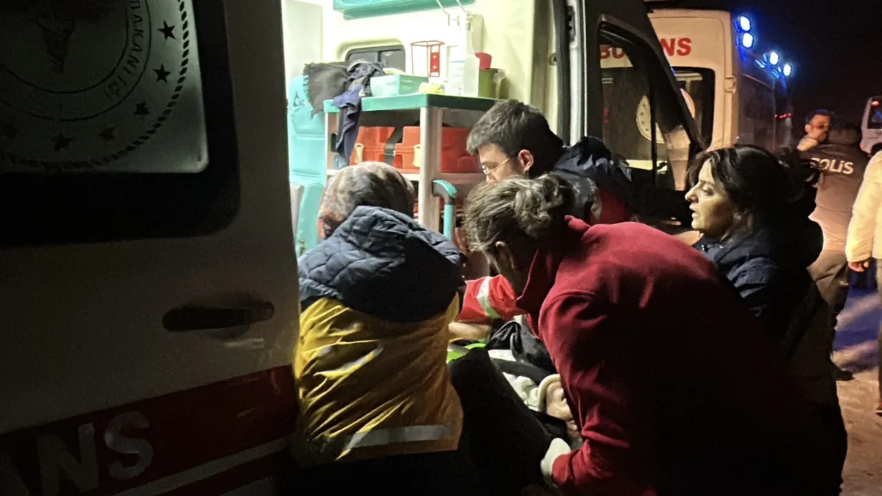 Aksaray'da feci kaza! İçi yolcu dolu otobüs devrildi: Onlarca yaralı var