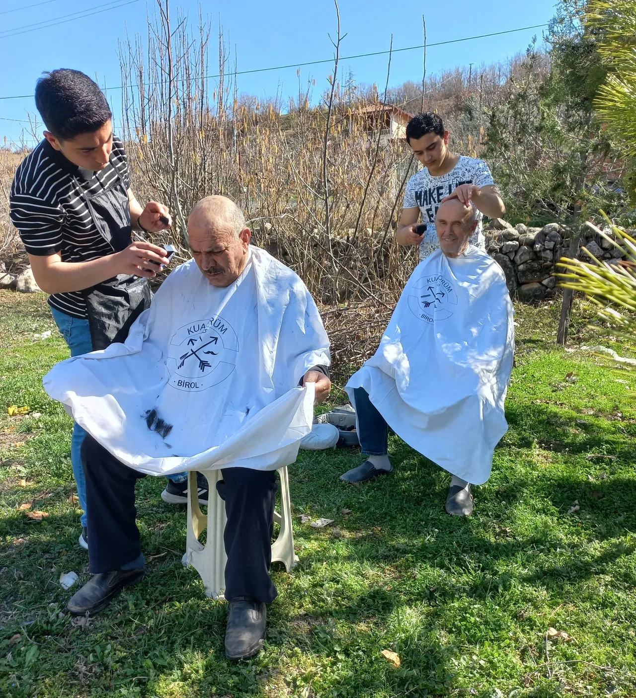 Bayram öncesi yaşlıların yüzünü güldürler! Köy köy gezip ücretsiz tıraş ettiler