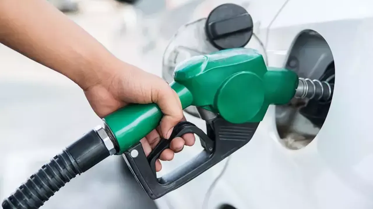 Benzin motorin ve otogaza ne kadar zam geldi? Zamlı akaryakıt fiyatları araştırılıyor