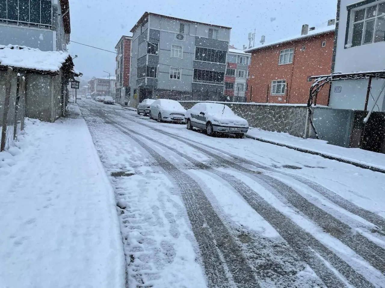 Gece saatlerinde başladı, her yer beyaza büründü