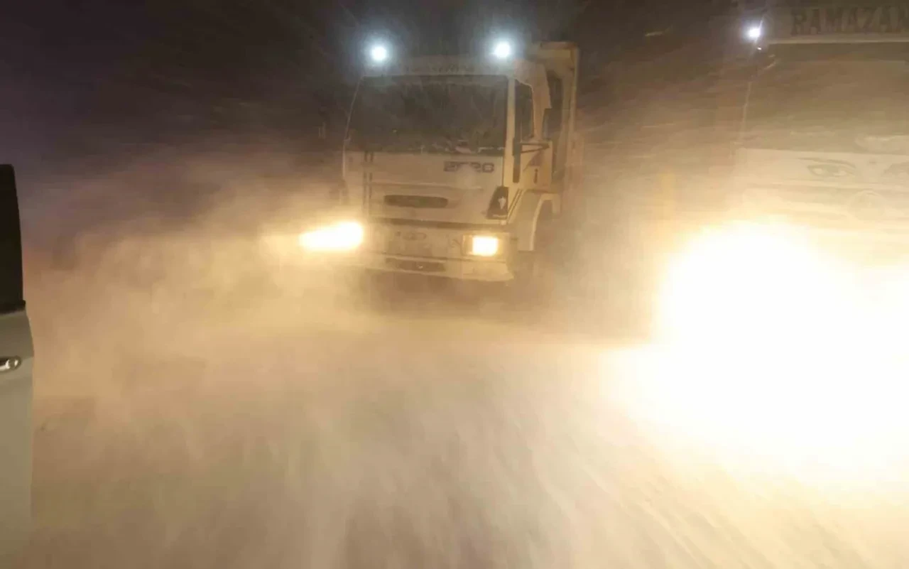 Kar ve tipi bastırdı, yüzlerce araç yolda kaldı! Göz gözü görmüyor