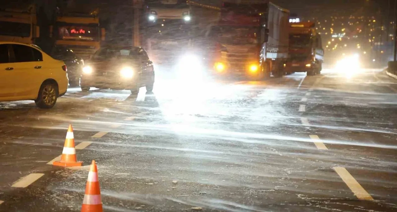 Kar ve tipi bastırdı, yüzlerce araç yolda kaldı! Göz gözü görmüyor