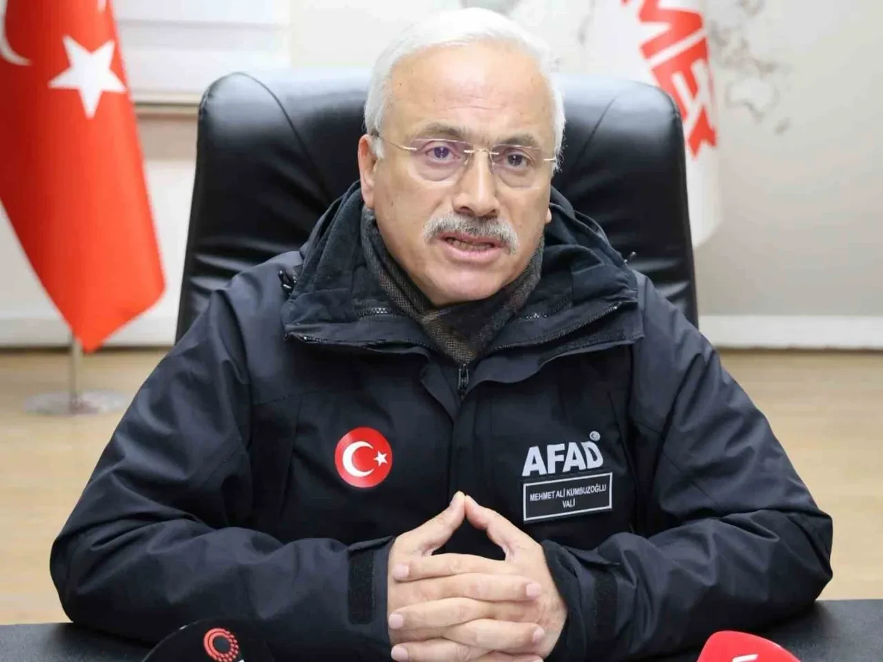 Kar ve tipi bastırdı, yüzlerce araç yolda kaldı! Göz gözü görmüyor