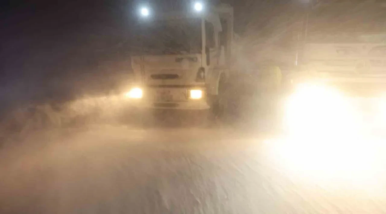 Kar ve tipi bastırdı, yüzlerce araç yolda kaldı! Göz gözü görmüyor