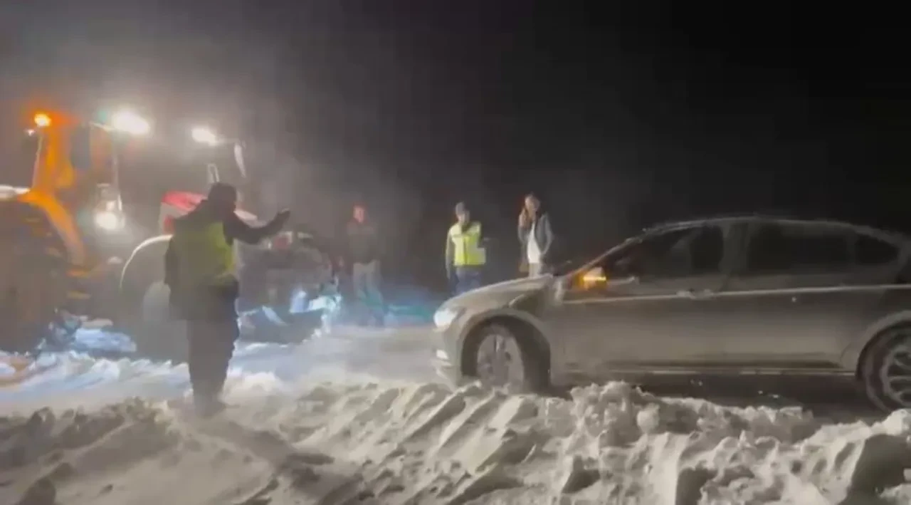 Kar ve tipi bastırdı, yüzlerce araç yolda kaldı! Göz gözü görmüyor