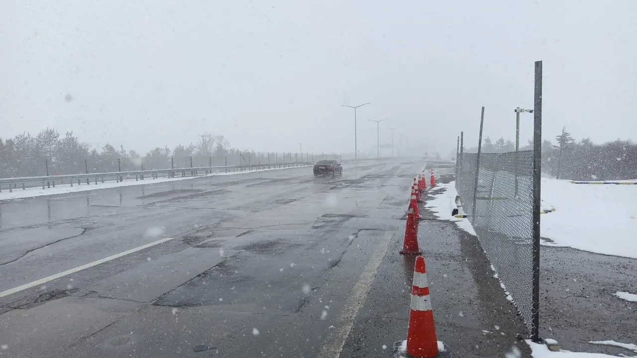Mart kapıdan baktırdı! Bolu'ya lapa lapa kar yağdı