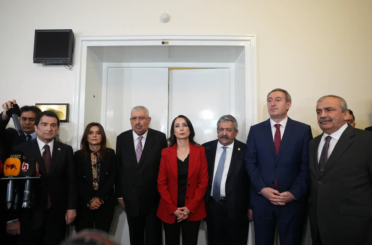 MHP'den bayramlaşma kararı: DEM var, CHP yok