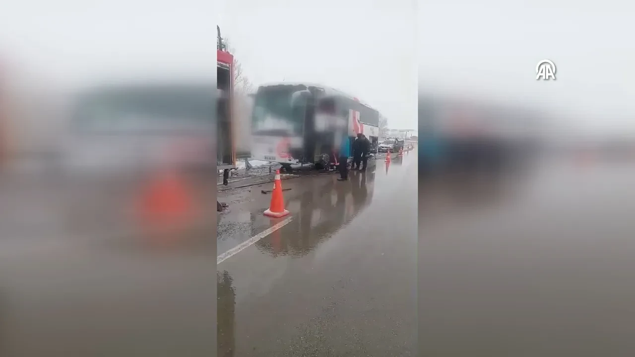 Sivas'ta 2 yolcu otobüsünün çarpıştı! 6 yaralı