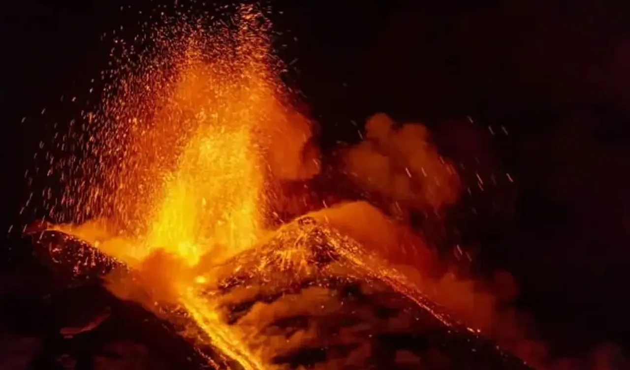 Endonezya felaketi yaşıyor! Bir yandan deprem bir yandan yanardağ patlaması