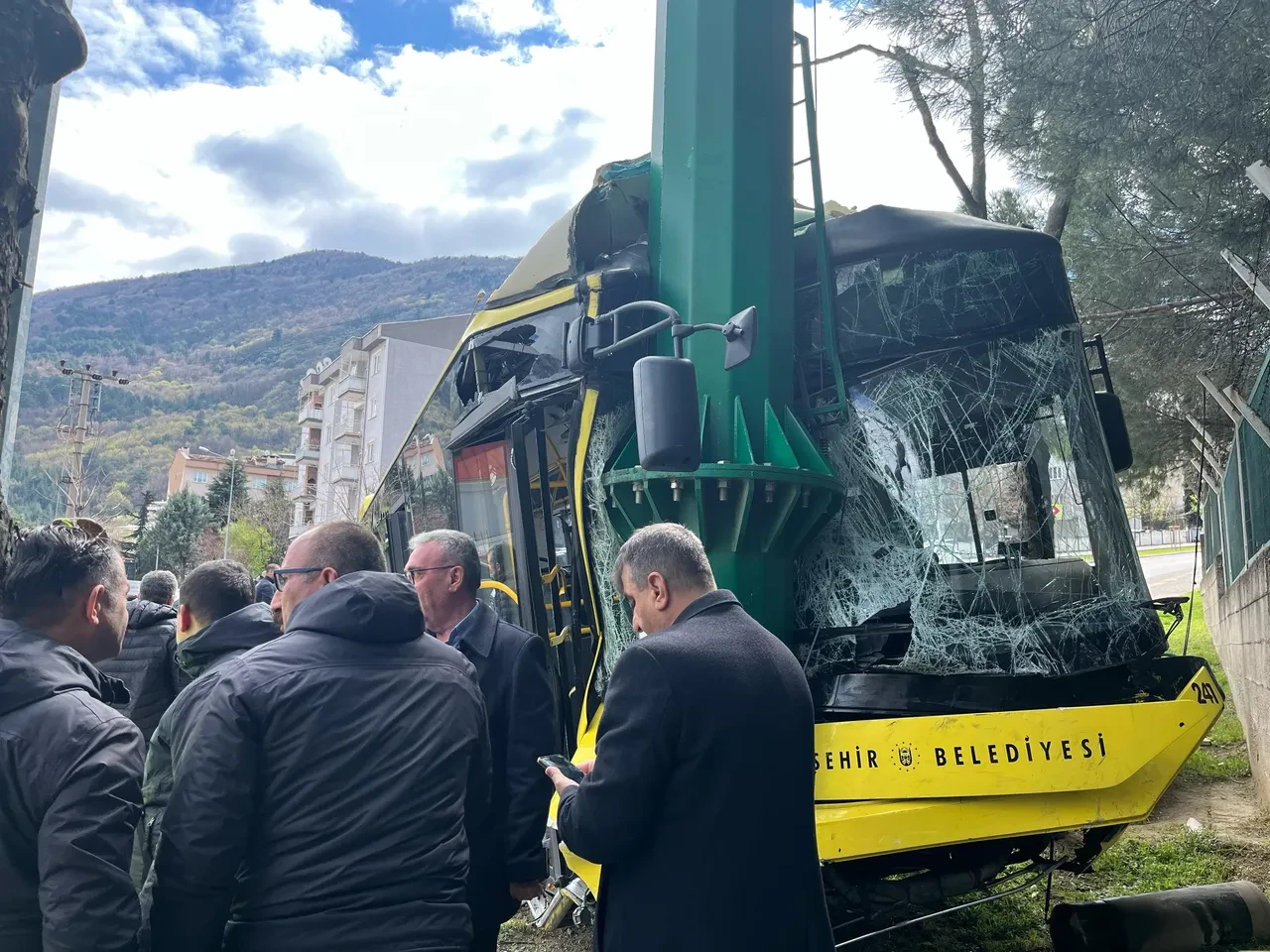 Freni patlayan belediye otobüsü dehşet saçtı! Çok sayıda yaralı var