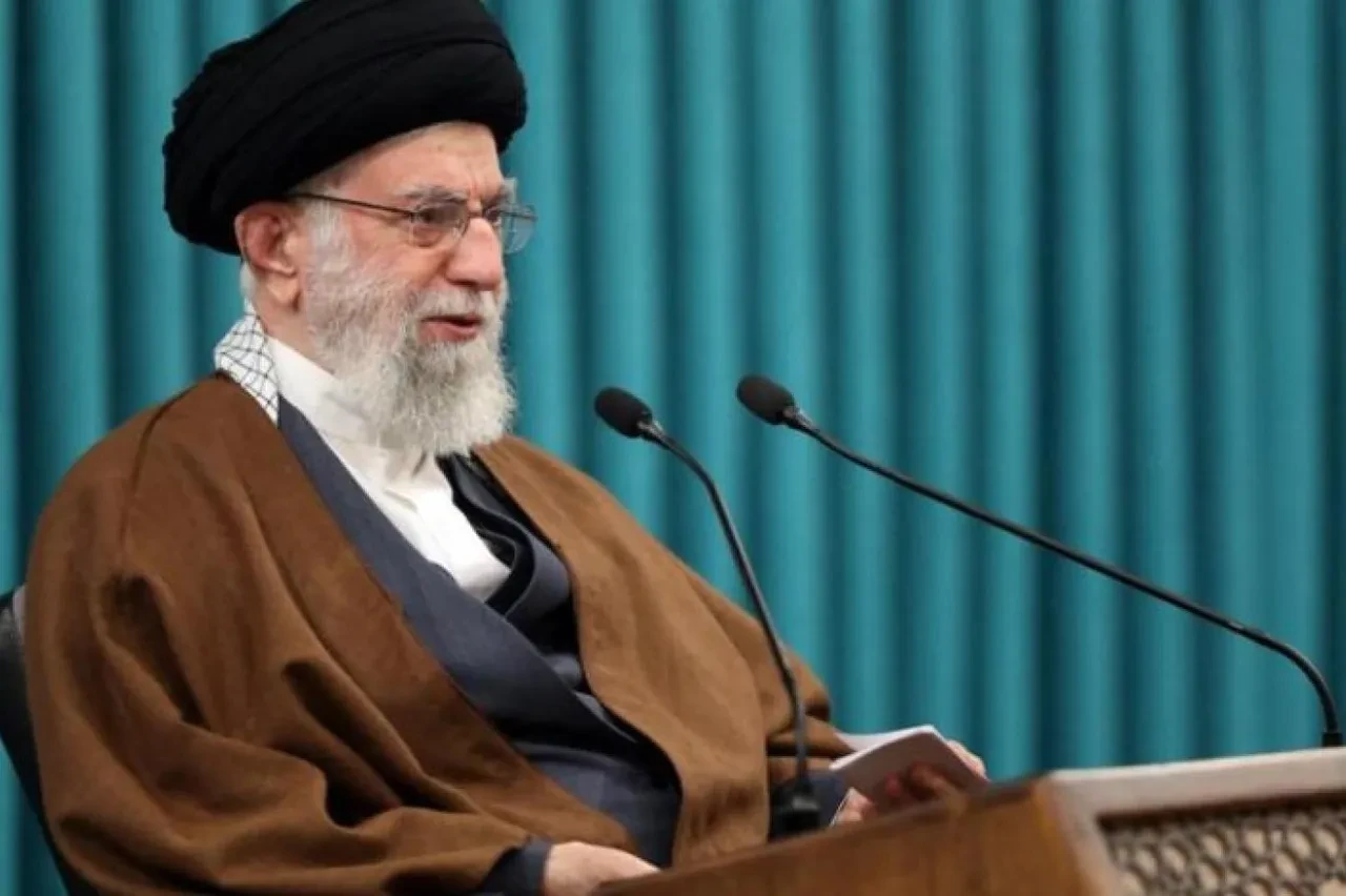 İran dini lideri Hamaney'den Trump'ın tehditlerine cevap: Hainlik yaparsa sert bir tokat yer