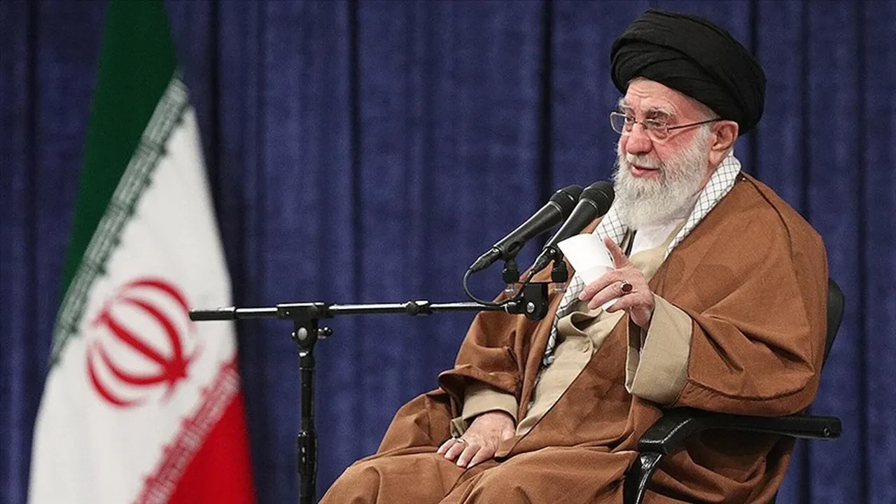 İran dini lideri Hamaney'den Trump'ın tehditlerine cevap: Hainlik yaparsa sert bir tokat yer