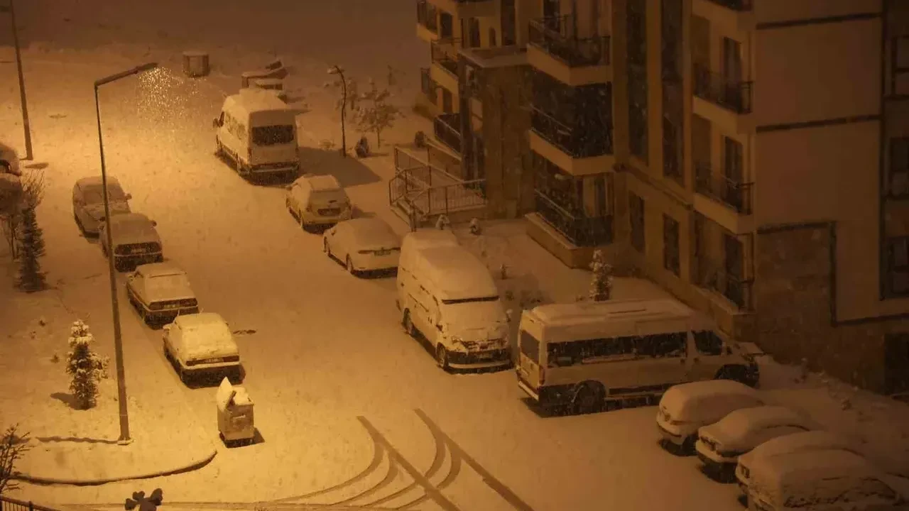 Kar yağışı etkisini artırdı, kent beyaza büründü: Meteoroloji'den uyarı üstüne uyarı!