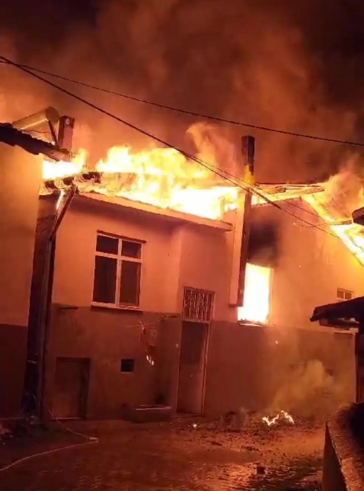 Tokat’ta yangın paniği: Evler kül oldu!